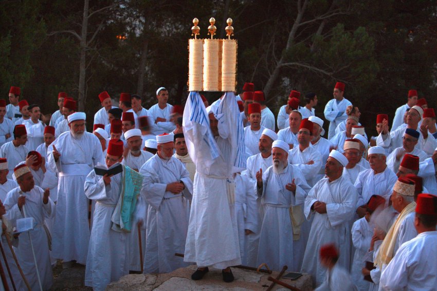 Samaritan raises Torah scroll